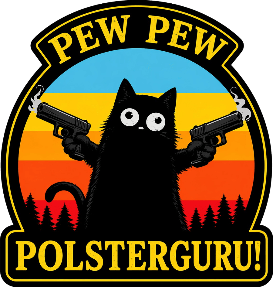 Polster.guru Logo – schwarze Katze mit Pistolen vor Retro-Sonnenuntergang, Schriftzug „Pew Pew Polsterguru“